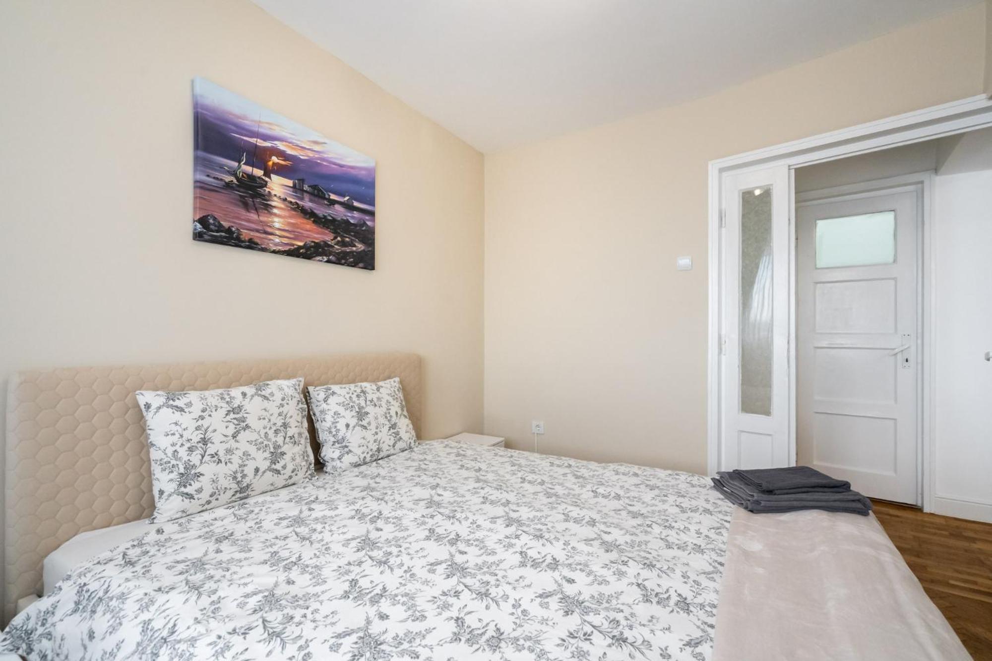 City View Apartment With Private Balcony Bucureşti Exterior foto